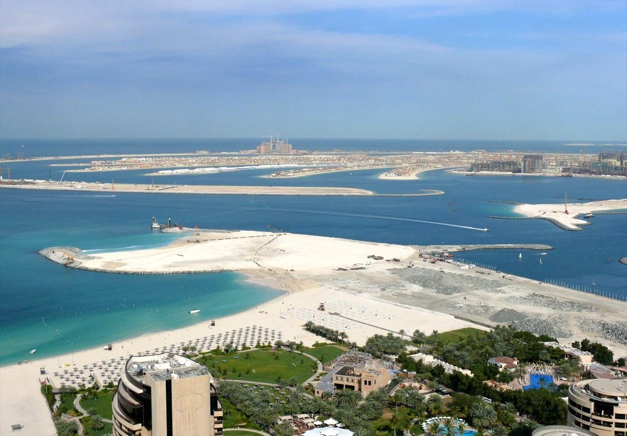 https://upload.wikimedia.org/wikipedia/commons/d/d2/Palm_Jumeirah_on_19_January_2008.jpg