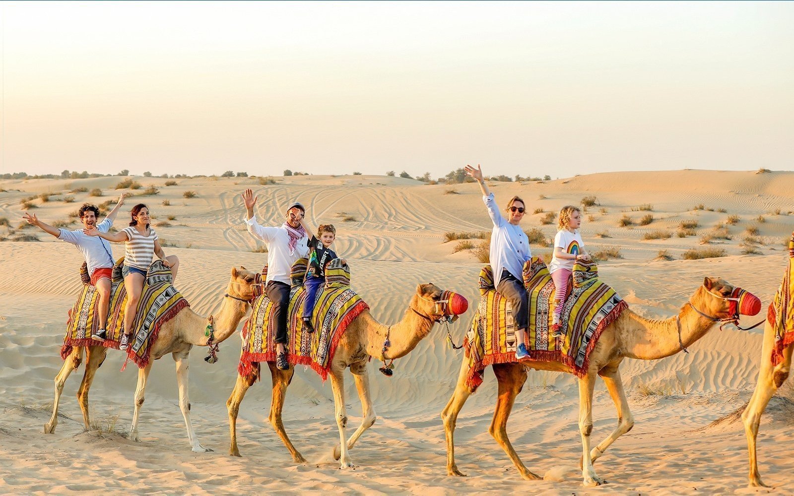 https://cdn.tripspoint.com/uploads/photos/14728/desert-safari-dubai-family-package_4sxRc.jpg